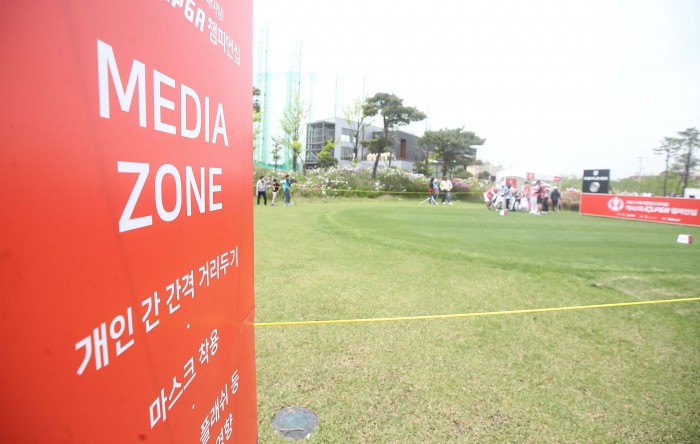 [양주=뉴스핌] 윤창빈 기자 = 14일 오전 경기도 양주 레이크우드CC에서 열린 제42회 KLPGA 챔피언십 제1라운드 1번홀에 코로나19 예방 안내 문구가 세워져 있다.2020.05.14 pangbin@newspim.com