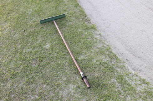 코로나19 감염 방지를 위해 방역을 마친 깃대와 고무래. [사진= KLPGA]