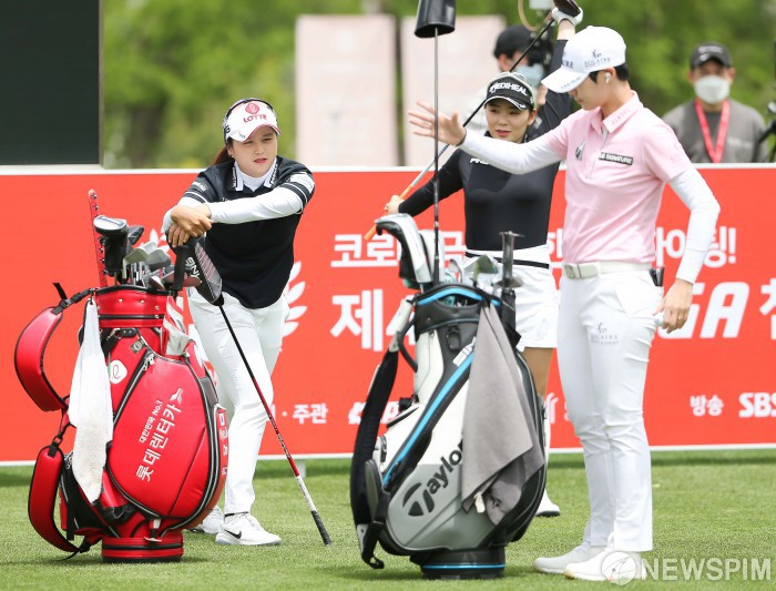 [양주=뉴스핌] 윤창빈 기자 = 최혜진(왼쪽부터), 이다연, 박성현이 14일 오전 경기도 양주 레이크우드CC에서 열린 제42회 KLPGA 챔피언십 제1라운드 1번홀에서 티샷을 준비하고 있다. 이번 KLPGA챔피언십은 코로나19 사태로 전 세계적에서 골프 대회가 중단된 이후 처음 열리는 정규 투어로 국내외 정상급 선수들이 출전한다. 2020.05.14 pangbin@newspim.com