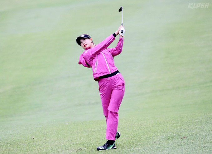 아이언샷을 하는 유현주. [사진= KLPGA]