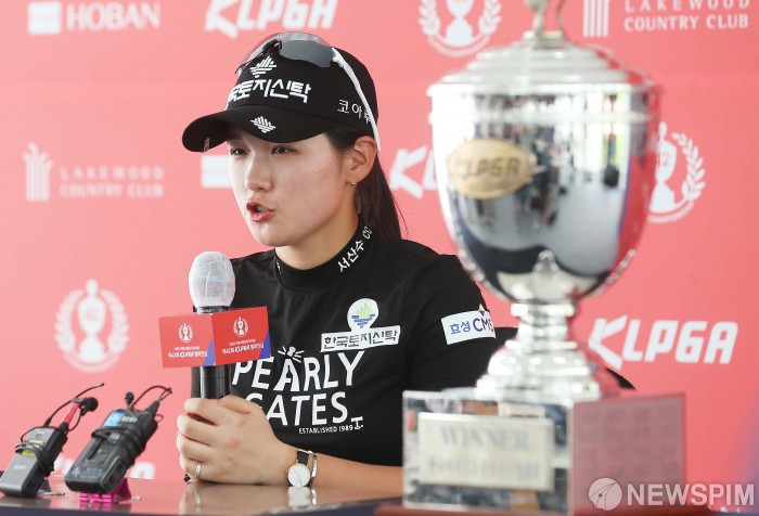 [양주=뉴스핌] 윤창빈 기자 = 박현경이 17일 오후 경기도 양주 레이크우드CC에서 열린 제42회 KLPGA 챔피언십에서 우승 후 미디어센터에서 취재진과 인터뷰를 하고 있다. 2020.05.17 pangbin@newspim.com