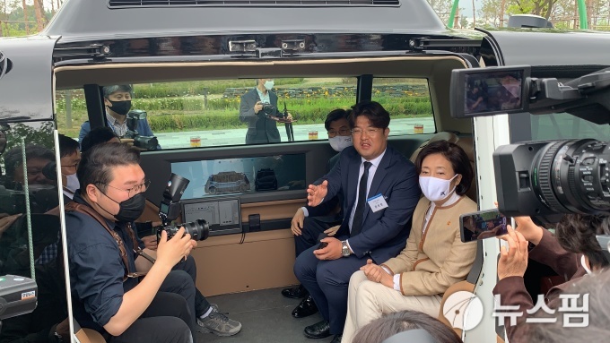[서울=뉴스핌] 이서영 기자 = 박영선 중소벤처기업부 장관과 문희창 언맨드솔루션 대표 등이 자율주행차를 시승해보고 있다. 2020.05.25 jellyfish@newspim.com