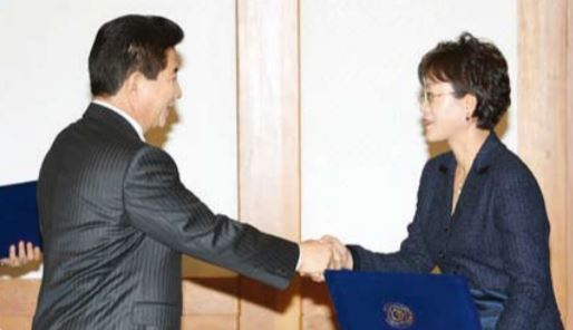 김상희 의원이 참여정부 시절 대통령자문 지속가능발전위원장 임명장을 받고 있다.<출처=김상희 의원실>