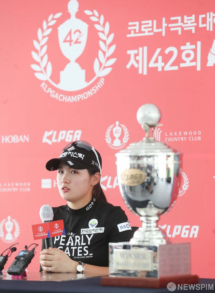 [양주=뉴스핌] 윤창빈 기자 = 박현경이 지나 17일 제42회 KLPGA 챔피언십에서 우승 후 미디어센터에서 취재진과 인터뷰를 하고 있는 모습. 2020.05.17