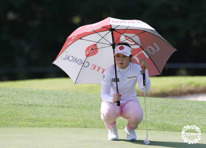 그린을 살피는 이소영. [사진= KLPGA]