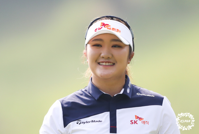 밝은 표정으로 홀아웃하는 유해란. [사진= KLPGA]