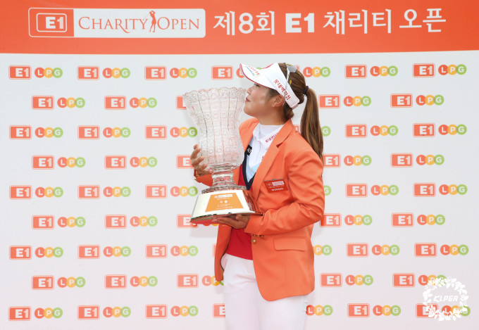 우승 트로피에 입맞추는 이소영. [사진= KLPGA]