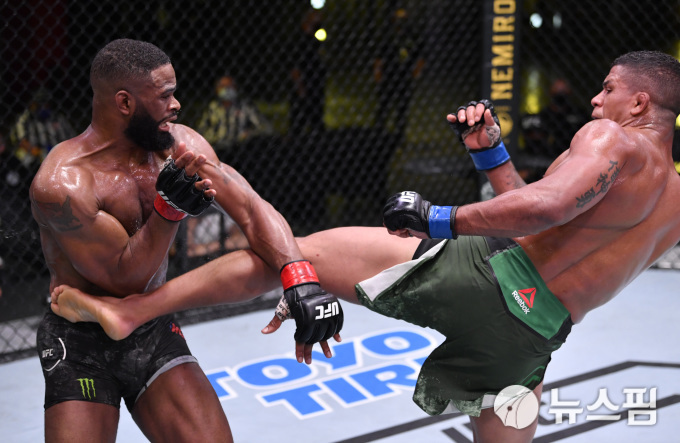 우들리를 강타하는 번즈(오른쪽). [사진= 로이터 뉴스핌]