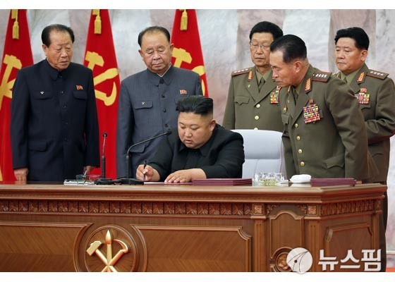 북한 노동신문은 김정은 국무위원장이 노동당 중앙위원회 제7기 제4차 확대회의를 주재했다고 24일 보도했다. [사진 = 노동신문 홈페이지]