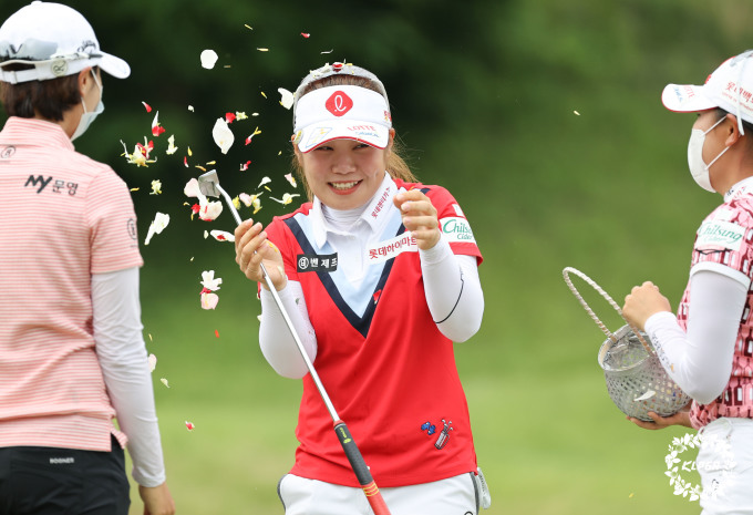 E1 채리티오픈 우승 축하 꽃잎 세례받는 이소영. [사진= KLPGA]