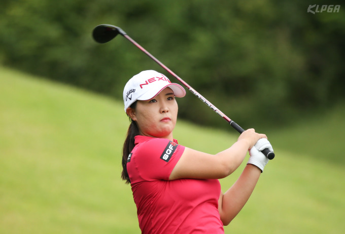 티샷을 하는 김보아. [사진= KLPGA]