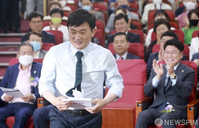 [서울=뉴스핌] 이형석 기자 = 원희룡 제주도지사가 9일 오전 서울 여의도 국회 의원회관에서 열린 대한민국 미래혁신포럼에서 특별강연을 위해 이동하고 있다. 2020.06.09 leehs@newspim.com