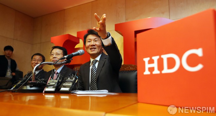 [서울=뉴스핌] 백인혁 기자 = 정몽규 HDC현대산업개발 회장이 지난해 11월 12일 오후 서울 용산구 현대산업개발 본사 대회의실에서 아시아나 항공 인수 우선협상대상자 선정 관련 기자회견을 하고 있다. 2019.11.12 dlsgur9757@newspim.com