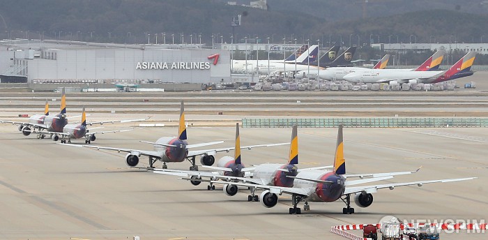 [영종도=뉴스핌] 정일구 기자 = 인천국제공항 주기장에 신종 코로나바이러스 감염증(코로나19) 여파로 아시아나항공 여객기들이 멈춰 서있다. 2020.04.22 mironj19@newspim.com