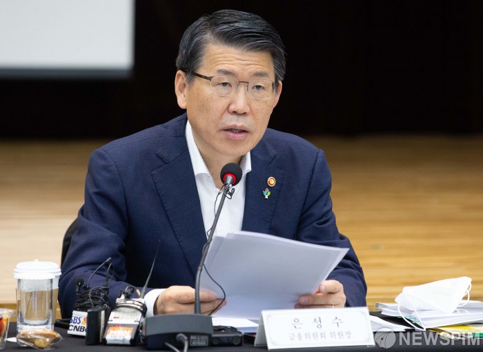 [서울=뉴스핌] 윤창빈 기자 = 은성수 금융위원회 위원장이 11일 오전 서울 중구 예금보험공사에서 열린 금융발전심의회 전체회의에서 모두발언을 하고 있다. 2020.06.11 pangbin@newspim.com