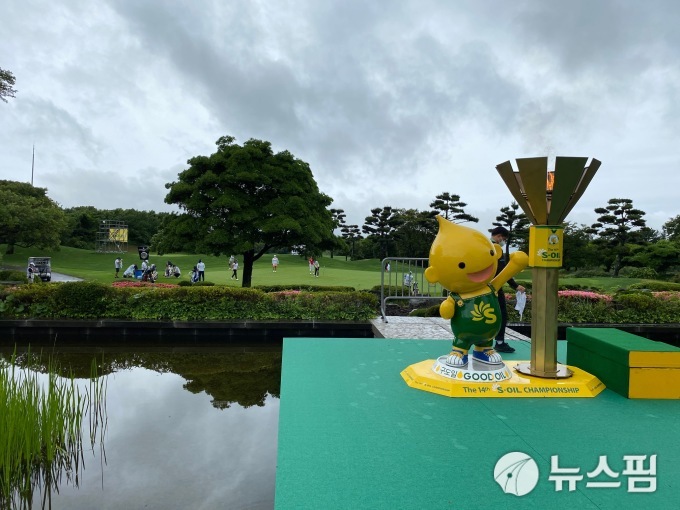 '에쓰오일 챔피언십'의 전통인 성화가 둘쨋날을 발게 비추고 있다. [사진= 뉴스핌]