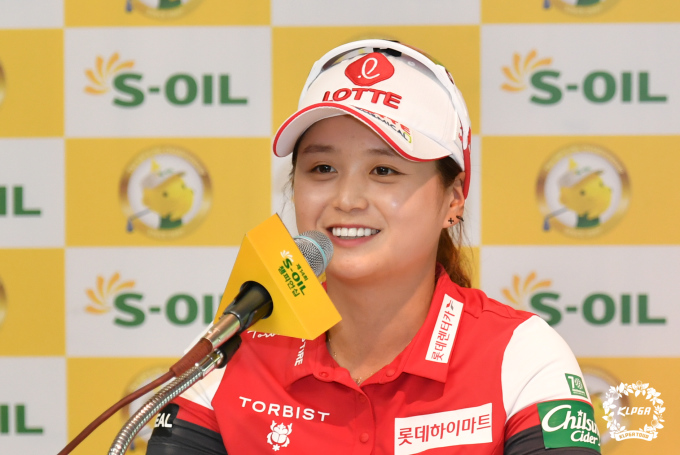 환한 얼굴로 인터뷰하는 최혜진. [사진= KLPGA]