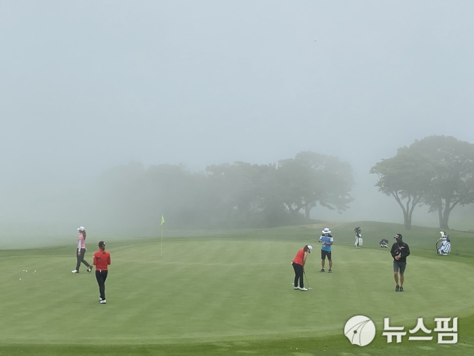 KLPGA 에쓰오일 챔피언십이 치러지고 있는 제주시에 위치한 엘리시안 제주 컨트리클럽에 자욱한 안개가 깔려 있다. [사진= 뉴스핌]