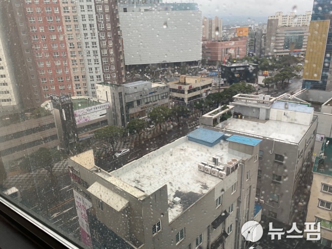 숙소 창가의 빗방울과 제주 시내 전경. [사진= 뉴스핌]