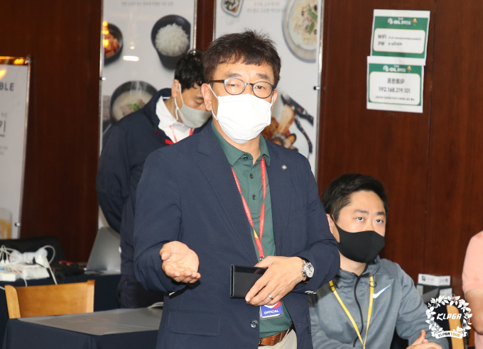 대회 상황을 설명하는 KLPGA 김남진 사무총장. [사진= KLPGA]