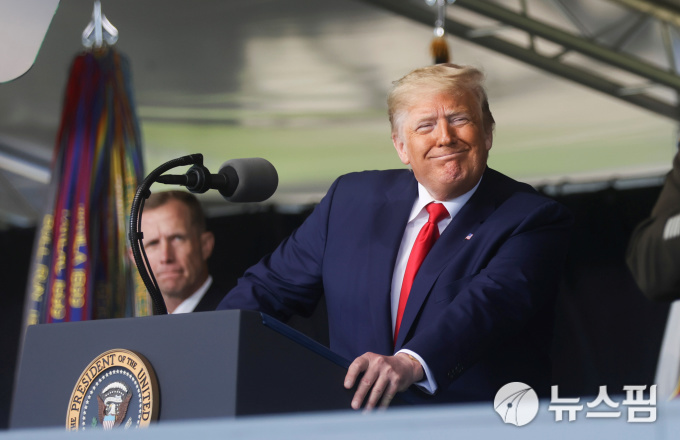 [웨스트포인트 로이터=뉴스핌] 이홍규 기자 = 도널드 트럼프 미국 대통령이 뉴욕 주 웨스트포인트에 위치한 육군사관학교 졸업식에 참석해 연설 도중 웃음을 짓고 있다. 2020.06.13 bernard0202@newspim.com