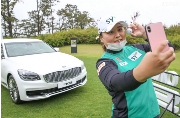 올 KLPGA 챔피언십에서 홀인원을 한후 포즈를 취한 김초희. [사진= KLPGA]