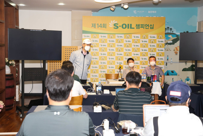 최진하 경기위원장이 대회장 미디어센타에서 질문을 받고 있다. [사진= KLPGA]