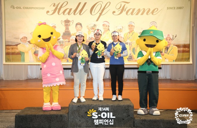 에쓰오일 챔피업십 1위 최혜진 2위 전우리(대리) 3위 이소미가 메달을 받은후 포즈를 취하고 있다. [사진= KLPGA]