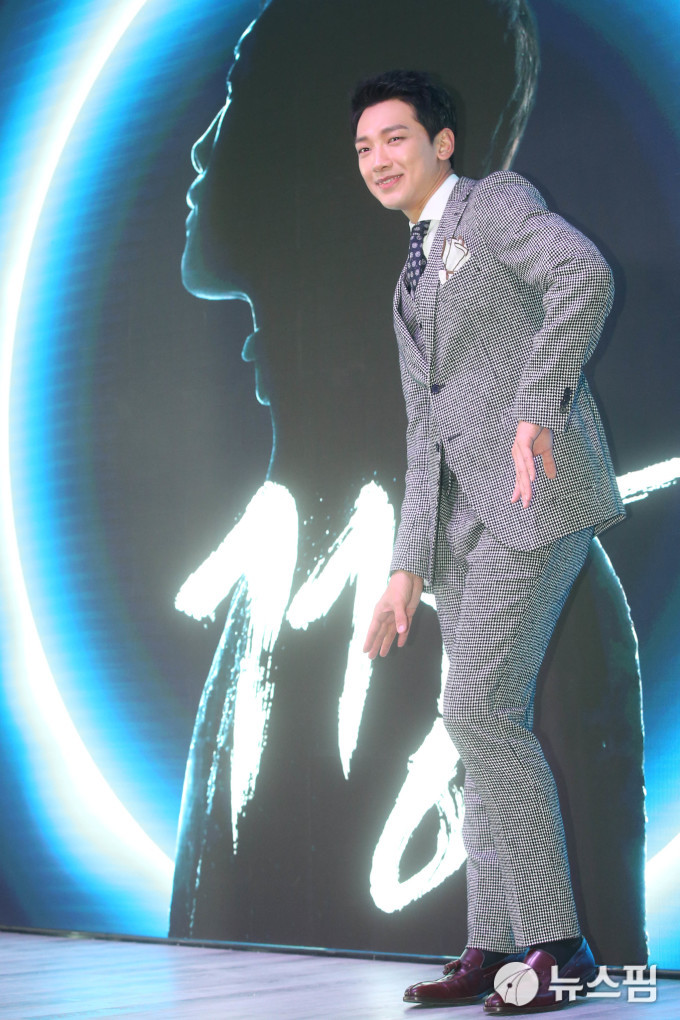 가수 비가 1일 오후 서울 용산구 서울드래곤시티 스카이킹덤에서 열린 미니앨범 '마이 라이프애(MY LIFE愛)' 발매기념 기자간담회에 참석해 포즈를 취하고 있다. /김학선 기자 yooksa@