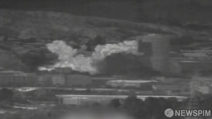 [서울=뉴스핌] 16일 오후 북한 개성 남북공동연락사무소 청사가 폭파돼 연기가 솟구치고 있다. 앞서 김여정 북한 노동당 제1부부장은 지난 13일 담화에서 "멀지 않아 쓸모 없는 북남(남북)공동연락사무소가 형체도 없이 무너지는 비참한 광경을 보게 될 것"이라며 건물 폭파를 예고했다. [사진=청와대] 2020.06.16 photo@newspim.com