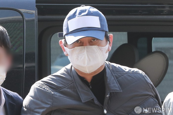 [수원=뉴스핌] 이형석 기자 = 1조6000억원대 환매중단 사태를 빚은 라임자산운용 의혹의 몸통으로 지목된 김봉현 스타모빌리티 회장이 지난달 26일 오후 경기 수원시 영통구 수원지방법원에서 구속 전 피의자 심문(영장실질심사)을 마치고 대기장소인 수원남부경찰서로 들어서고 있다. 2020.04.26 leehs@newspim.com