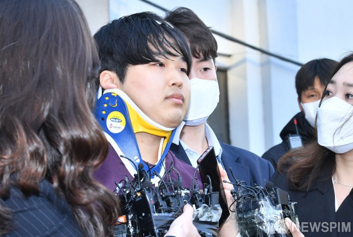 [서울=뉴스핌] 이형석 기자 = 메신저 텔레그램에서 이른바 'n번방'을 운영하며 미성년자 성 착취 동영상을 제작·유포한 핵심 운영자 조주빈 씨가 지난 3월 25일 오전 서울 종로경찰서에서 서울중앙지검으로 송치되고 있다. 2020.03.25 leehs@newspim.com