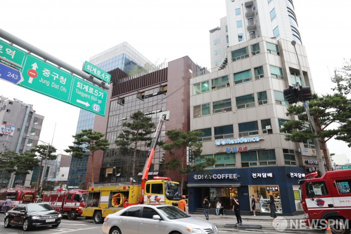 [서울=뉴스핌] 백인혁 기자 = 23일 오후 서울 중구 충무로5가에 있는 세종빌딩에서 소방대원들이 현장을 정리하고 있다. 이날 오후 5시5분께 화재가 발생했다는 신고가 들어와 5시9분께 소방대원들이 현장에 출동해 진화작업을 벌여 화재 진화에 성공했다. 서울종합방재센터에 따르면 부상자는 발생하지 않았으며, 건물 외부에 있던 에어컨 실외기에서 화재가 발생한 것으로 추정된다고 밝혔다. 2020.06.23 dlsgur9757@newspim.com