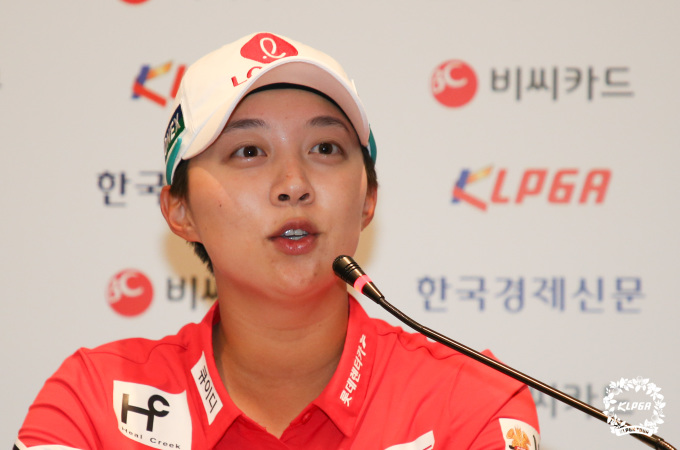첫날 단독선두로 경기를 끝낸 김효주. [사진= KLPGA]