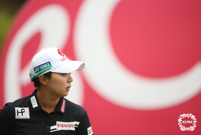 티샷전 코스를 바라보는 김효주. [사진= KLPGA]