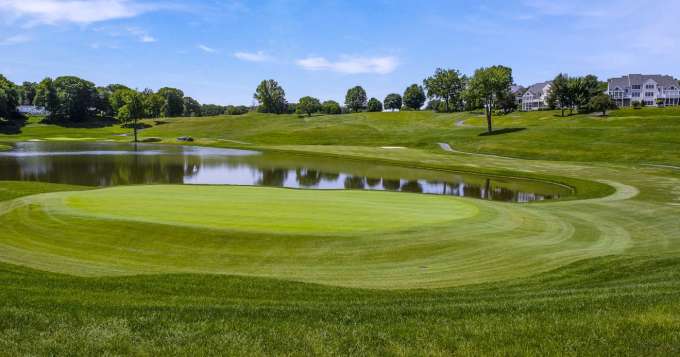 그린 쪽에서 본 TPC 리버 하일랜즈 17번홀. 필 미켈슨의 볼은 오른편 페어웨이 벙커와 그 옆 그림자가 진 나무 사이의 카트도로에 멈췄다.［사진= PGA]
