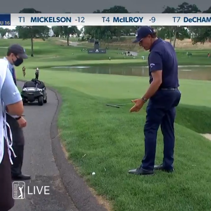 필 미켈슨이 트래블러스 챔피언십 2라운드 17번홀에서 비정상적인 코스 상태로부터 구제받는 도중 경기위원과 얘기하고 있다.［사진=PGA SNS]
