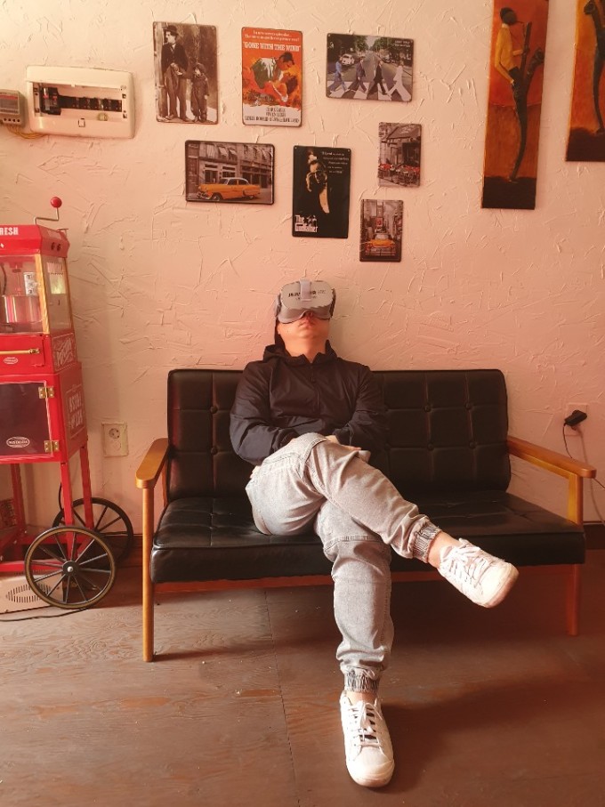 [서울=뉴스핌] 김지완 기자 = 기자가 '제주투브이알(JEJU TOVR) 360'을 이용해 제주도 VR 여행을 즐기고 있다. [사진=김지완 기자] 2020.06.26 Swiss2pac@newspim.com