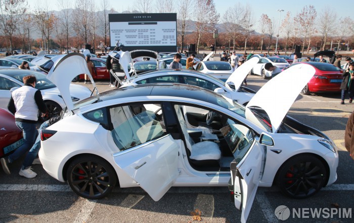 [과천=뉴스핌] 이형석 기자 = 테슬라 모델3 대규모 고객 인도 이벤트가 22일 오후 경기도 과천시 서울대공원 주차장에서 열렸다. 이날 고객들이 테슬라 모델3을 확인 하고 있다. 모델3 각 트림별 판매 가격은 Δ Standard Range Plus 5,369만 원부터, Δ Long Range 6,369만 원부터, Δ Performance 7,369만 원부터이다. 모든 트림은 전기자동차 보조금 대상 차량으로 국가 및 지자체 보조금을 모두 받으면 최저 1,350만 원에서 최대 1,900만 원까지 보조금 혜택을 받을 수 있다. 2019.11.22 leehs@newspim.com