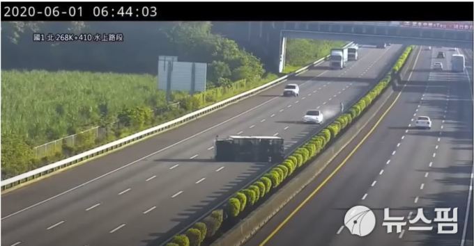 대만 고속도로에서 이달 1일 오토파일럿 모드로 달리던 테슬라 모델3가 앞에 있는 사고차량을 인식하지 못해 그대로 들이받는 충돌사고가 발생했다.<사진=유튜브 캡쳐>