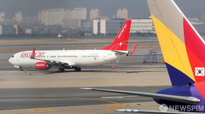 [서울=뉴스핌] 정일구 기자 = 신종 코로나바이러스 감염증(코로나19) 여파로 이스타항공이 국제선에 이어 국내선 운항 중단에 들어간 24일 오전 서울 강서구 김포공항 국내선 청사 주기장에 이스타항공 여객기가 멈춰 서있다. 2020.03.24 mironj19@newspim.com