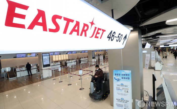 [서울=뉴스핌] 정일구 기자 = 신종 코로나바이러스 감염증(코로나19) 여파로 이스타항공이 국제선에 이어 국내선 운항 중단에 들어간 24일 오전 서울 강서구 김포공항 국내선 청사 이스타항공 발권 창구가 한산한 모습을 보이고 있다. 2020.03.24 mironj19@newspim.com