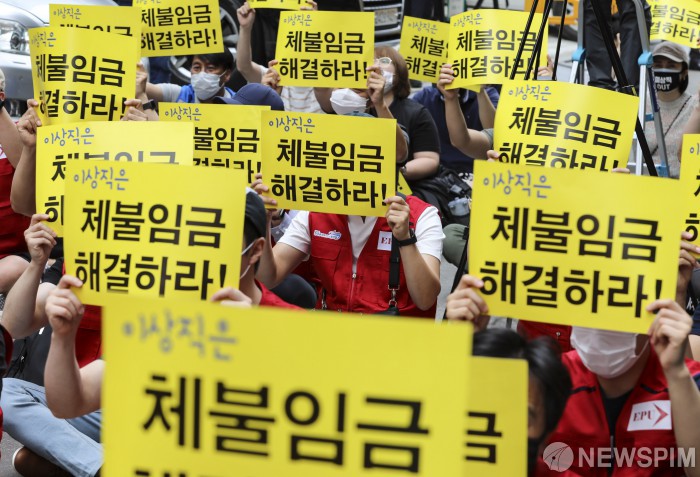 [서울=뉴스핌] 이한결 기자 = 18일 오후 서울 여의도 더불어민주당사 앞에서 열린 '250억 임금체불 처벌! 운항 즉각 재개! 구조조정 중단! 이스타항공노동자 4차 총력결의대회'에서 참가자들이 구호를 외치고 있다. 이날 이스타항공조종사노동조합은 이스타항공의 창업주이자 사실상 소유주인 이상직 더불어민주당 의원을 규탄하며 체불임금 해결을 촉구했다. 2020.06.18 alwaysame@newspim.com