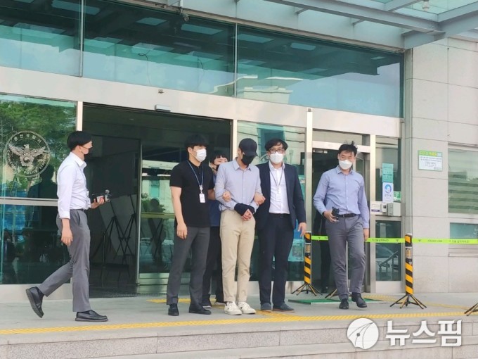 텔레그램 n번방에서 아동.청소년 성 착취물을 구매하고 제작한 혐의로 구속된 A(38) 씨가 검찰로 이송되고 있다.[사진=독자제공]  2020.07.03 grsoon815@newspim.com