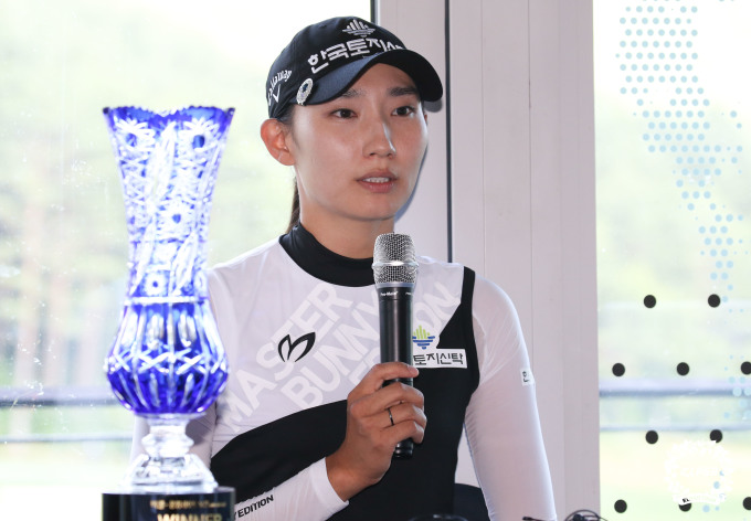우승 인터뷰하는 김민선5. [사진= KLPGA]