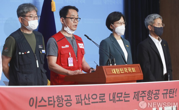 [서울=뉴스핌] 이형석 기자 = 박이삼 이스타항공 노조위원장이 7일 오전 서울 여의도 국회에서 열린 '이스타항공 파산으로 내모는 제주항공 규탄! 정부당국의 해결 촉구!' 공공운수노조-정의당-시민단체 기자회견에서 발언을 하고 있다. 2020.07.07 leehs@newspim.com