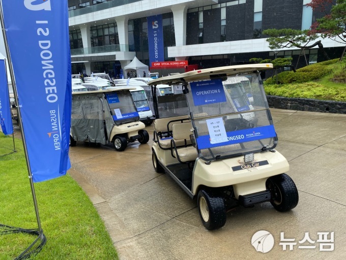 줄 지어 서있는 선수용 카트. [사진= KLPGA]