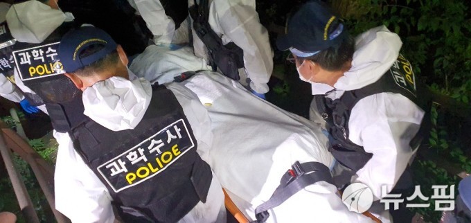 [서울=뉴스핌] 김학선 기자 = 10일 새벽 서울 북악산에서 발견된 박원순 서울시장 시신을 경찰이 수습하고 있다.  2020.07.10