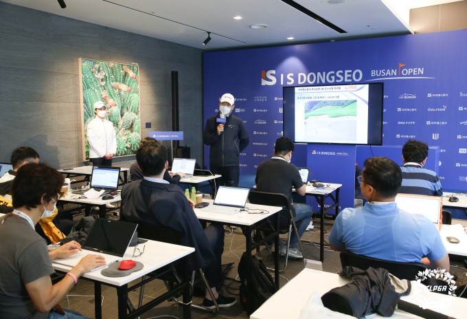 KLPGA 최진하 경기위원장이 1R 취소 관련 브리핑을 하고 있다. [사진= KLPGA]