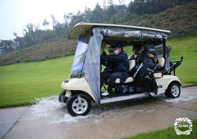 호우로 경기 중단되자 카트 타고 클럽하우스로 이동하는 선수들. [사진= KLPGA]